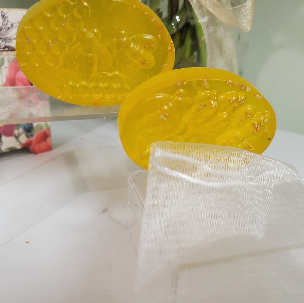 🐝2 Oval Honeycomb Natural Premium Grade Handmade Honey Soap ➕️2 Lather Pouches